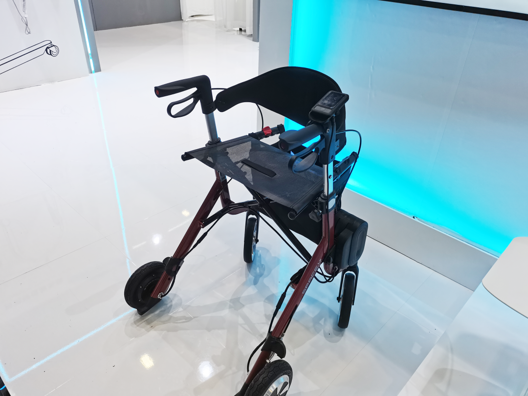 elektrisch motorisierter Rollstuhl